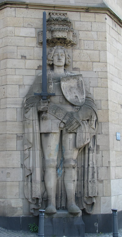 Figur des Roland, Symbol für die Stadtrechte, am Duisburger Rathaus (Quelle: Dießenbacher Tewissen Informationsmedien)